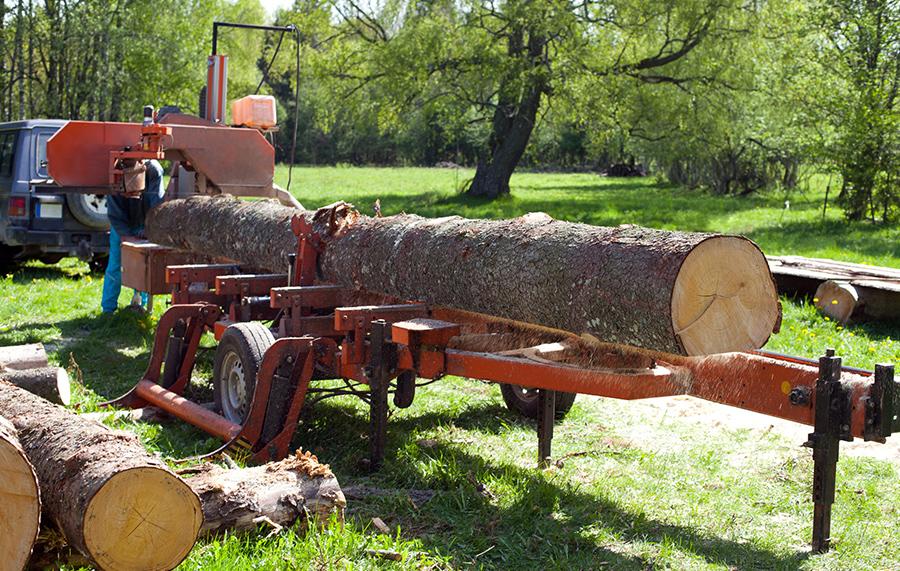 Scierie mobile à Beaumont-de-Lomagne.jpg